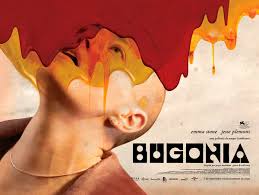 Emma Stone con cabeza rapada en Bugonia, película de Yorgos Lanthimos sobre conspiración y manipulación